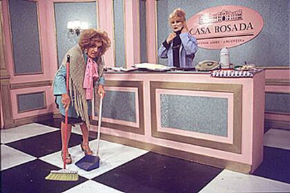 El inigualable Antonio Gasalla en su personaje de empleada pública, también tiene su Martín Fierro de Oro