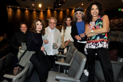 Antonio Gasalla posa con el elenco de la obra, protagonizada por: Leonor Benedetto, Karina K, Patricia Sosa, Ana María Picchio y Julieta Ortega
