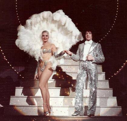 Antonio Gasalla y Claudia Lapacó sobre el escenario del Maipo, en una producción fotográfica para promocionar la obra "El Maipo es el Maipo y Gasalla es Gasalla", de 1979