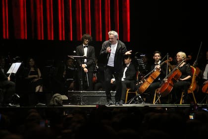 Antonio Grimau junto a la orquesta que hizo posible el espectáculo