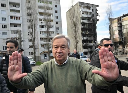 UN Secretary-General Antonio Guterres gestures as he attends a visit in Borodianka, outside Kyiv, on April 28, 2022. - UN Secretary-General Antonio Guterres arrived on April 28, 2022 to the town of Borodianka outside Kyiv where Russian forces were accused of having killed civilians, an AFP journalist on the scene reported. (Photo by Sergei SUPINSKY / AFP)