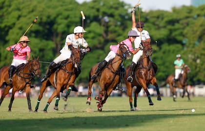Antonio Heguy (21), hijo de Pepe, la lleva de revés ante la doble marca de Beresford y Elizalde
