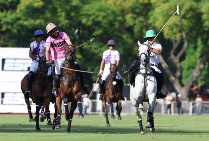 Antonio Heguy, en la persecución junto a Juan Britos; detrás, Guillermo Caset y Rufino Bensadón