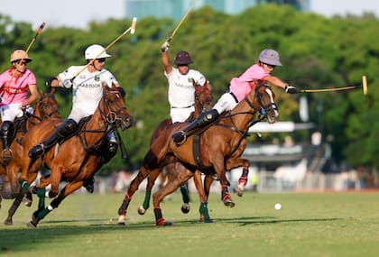 Antonio Heguy intenta de revés delante de Victorino Ruiz Jorba, Tomas Beresford y Francisco Elizalde; primer partido del hijo de Pepe Heguy en 1 del Campo Argentino, primer triunfo.
