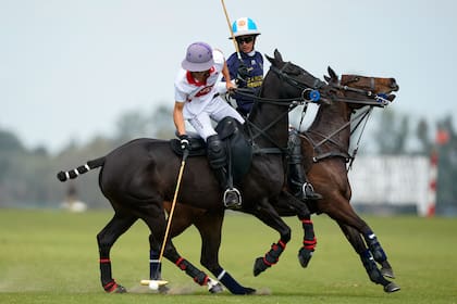 Antonio Heguy nunca había protagonizado la Triple Corona; en la acción, domina la bocha delante de Adolfo "Poroto" Cambiaso.