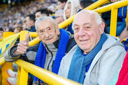 Antonio, junto a su hijo Armando, en el partido contra Banfield al que fue invitado por la dirigencia de Boca