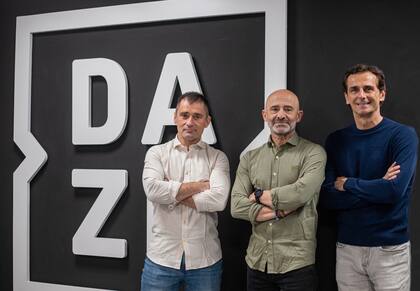 Antonio Lobato, el narrador de DAZN1, acompañado de Toni Cuquerella y Pedro de la Rosa