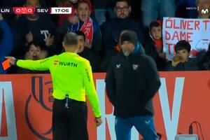 Antonio Mateu Lahoz, el referí de las 15 tarjetas en el Argentina vs. Países Bajos del Mundial de Qatar, expulsa a Jorge Sampaoli en la goleada de Sevilla a Linares por la Copa del Rey.