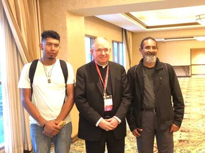 Antonio Méndez hace su peregrinación hacia la Catedral de Nuestra Señora de Los Ángeles anualmente y cada año más personas se suman a su causa