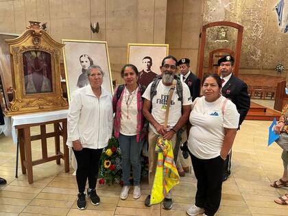 Antonio Méndez y otros fieles, se acercan a la Catedral de Nuestra Señora de los Ángeles, en Los Ángeles, California, para conmemorar la Semana Nacional de la Inmigración
