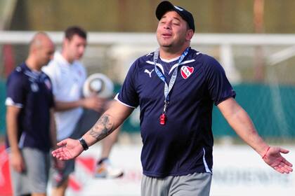 Antonio Mohamed en un entrenamiento como DT de Independiente, en 2010