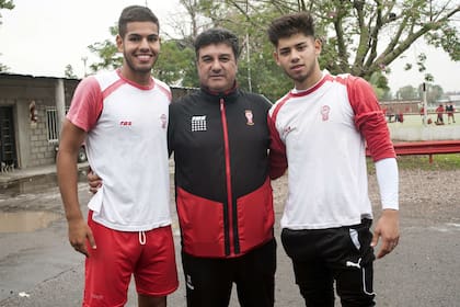 Shayr Mohamed y Jonathan Barijho junto a Nestor Apuzzo