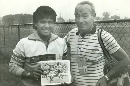 Antonio Montano, el fotógrafo de La Nación en México 86, le regala a Diego Maradona la histórica foto del gol contra Italia