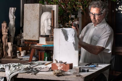 Antonio Pujía, en su taller de Floresta