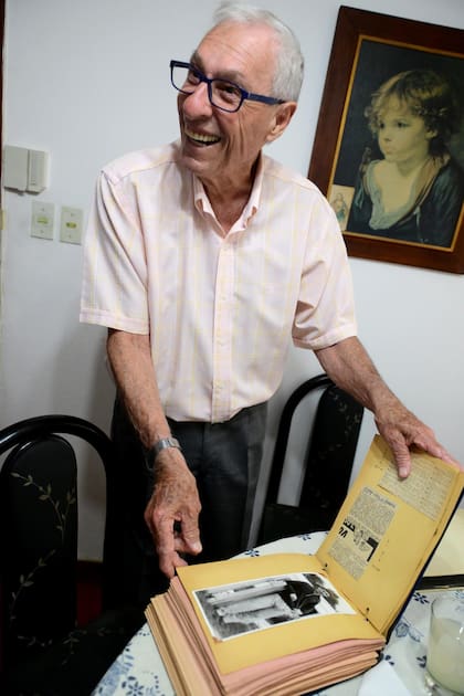 Antonio Rosl enseña una carpeta con recortes de su época de futbolista