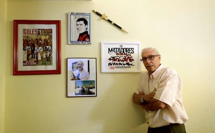 Antonio Rosl y los recuerdos, en una pared de su hogar
