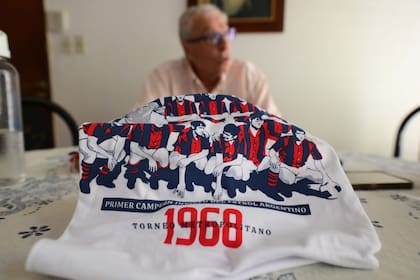 Antonio Rosl y una camiseta de homenaje a los Matadores de 1968