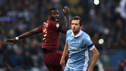 Antonio Rudiger, de Sierra Leona, frente a Senad Lulic, que lo atacó tras el clásico romano