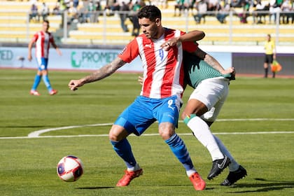 Antonio Sanabria y Jairo Quinteros luchan por la pelota durante el partido de eliminatorias de la Copa del Mundo Qatar 2022 que disputan Bolivia y Paraguay