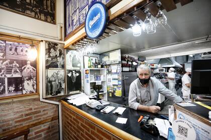 Antonio Segovia es el encargado de la sucursal de Los Inmortales que está sobre la Avenida Corrientes