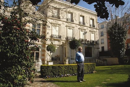 Antonio Seguí en su casa, en las afueras de París