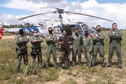 Antonio Sena junto a los rescatistas que lo salvaron