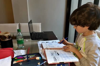 Antonio tiene 10 años y, como dice su madre María Sol Vivanco, tiene más independencia a la hora de hacer la tarea