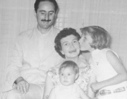 Antonio y Beba junto a sus tres hijas: Claudia, de bebé; Cristina, de pie y Silvia, que está sentada en el piso