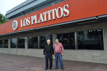 Antonio y Eduardo, padre e hijo, en el frente actual del local