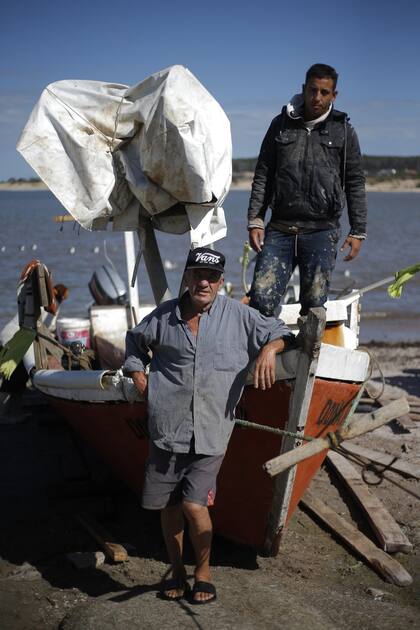 Antonio y Sebastián Ruiz juntos a Doña Flor, la barca en la que salen todas las noches a pescar en la costa uruguaya