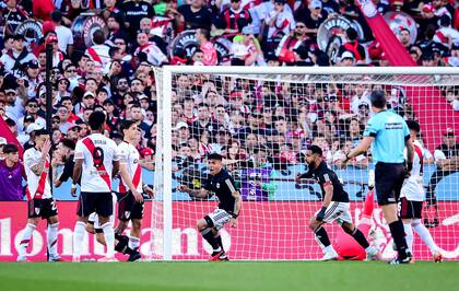 Antony Alonso festeja su gol, el 1-0 de Deportivo Riestra ante River, lo sufren los futbolistas millonarios, que fueron muy criticados por los hinchas en el Monumental