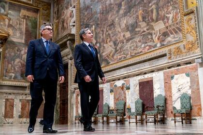 Antony Blinken acompañado por el Encargado de Negocios de la Embajada de los Estados Unidos ante la Santa Sede, Patrick Connell, visita la sala de la Regia, en el Palacio Apostólico, en el Vaticano