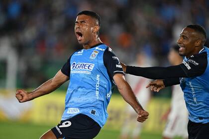 Antony Vasquez celebra su empate con el corazón; el colombiano puso el 1 a 1 ante River