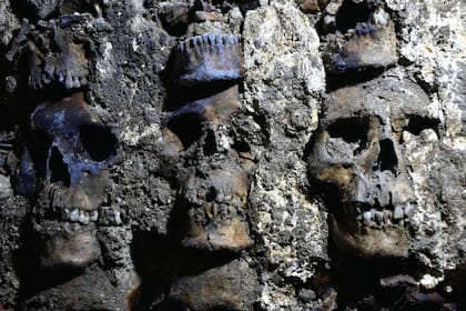 El Huei Tzompantli es una torre o muro circular de cráneos humanos