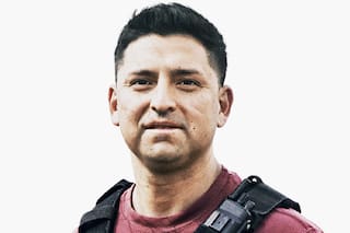 El policía que evitó que una mujer se arrojara al vacío desde una autopista