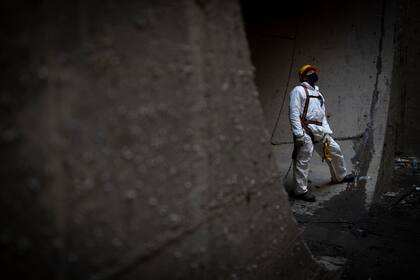 Limpieza del Maldonado Chico, en su desembocadura en Costanera, junto al Club de Pescadores en la Ciudad de Buenos Aires