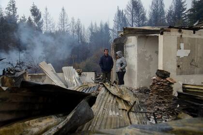 En marzo los incendios en la Patagonia arrasaron con todo lo que había a su paso; ardieron unas 15.000 hectáreas y el fuego consumió las viviendas de cientos de familias en las provincias de Chubut y Río Negro, casi como una paradoja, Ángel Oyarzo, brigadista de incendios forestales, y Sandra Argel, su compañera, no pudieron salvar su casa, ni su aserradero de las llamas que arrasaron con todo durante el incendio en La Comarca Andina