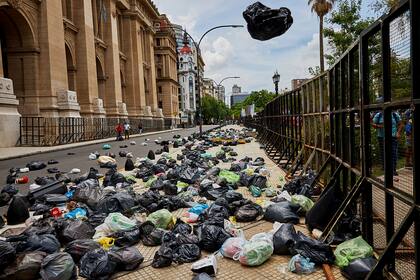 Manifestantes que piden la liberación de Milagros Salas en Jujuy, marcharon en Buenos Aires para repudiar el actuar de la justicia; tiraron bolsas de basura en el frente del palacio de Tribunales

