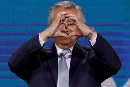 El presidenta Alberto Fernández saluda a sus seguidores luego de la dura elección de las PASO el 12 de septiembre