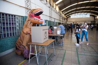 Un joven fue a votar disfrazado de Tiranosaurio Rex durante las PASO, en la escuela María Isabel de Hungría de Rosario 