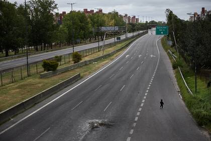 Un niño transita por la autopista Dellepiane durante un corte hecho por manifestantes que reclaman por Maia, de 7 años, quien fue secuestrada por un conocido de la madre en las inmediaciones del lugar donde vivía en situación de calle
