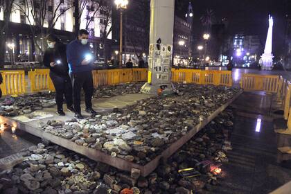 Homenaje con piedras a los muertos por coronavirus en Plaza de Mayo