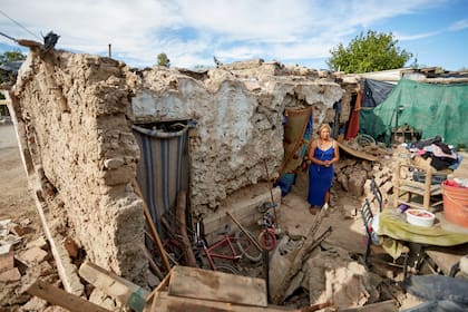 Virgina Aguilera posa en lo que quedó de su casa, en la localidad de Media Agua; muchas casas quedaron reducidas a escombros y otras dañadas después del terremoto de 6.8 grados en la escala de Richter, con epicentro en Media Agua, San Juan