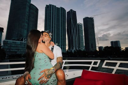 Anuel AA compartió una sugerente imagen a bordo de un yate con una mujer desconocida