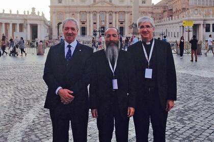 El dirigente musulmán, Omar Abboud, el rabino Daniel Goldman y el presidente del IDI, Guillermo Marcó, en Roma
