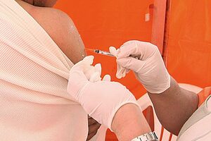 Ya está disponible en el país la vacuna contra la afección que resurgió durante la pandemia