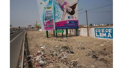 Anuncio de jabón sobre basura acumulada en la vera de la Carretera al sur de Lima
