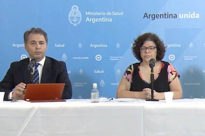 Alejandro Costa, subsecretario de Estrategias Sanitarias, y Carla Vizzoti, secretaria de Acceso a la Salud, durante una conferencia de prensa