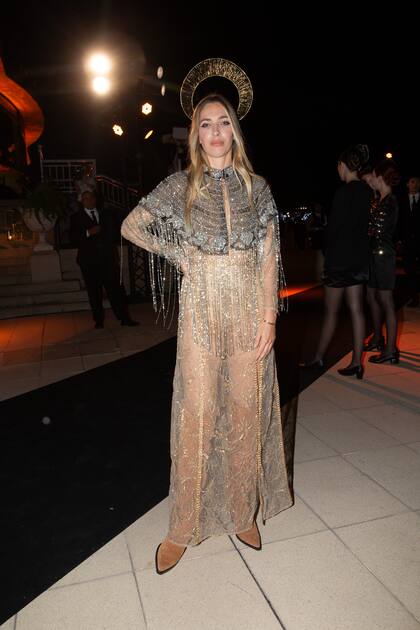 Anuska Elliot, que vistió a varias invitadas, lució un diseño propio y lo acompañó con botas texanas y tocado de Guidobono.