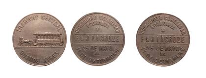 Anverso y reverso de las fichas utilizadas por la empresa Tramway Central de Julio y Federico Lacroze, entre 1870 y 1889. Las primeras fueron acuñadas en el exterior. Nótese que hubo una serie donde confundieron la palabra “celeridad” por “cerelidad”.